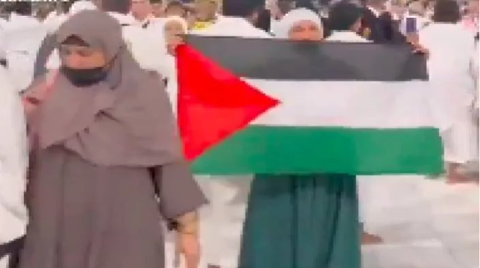 Kabe’de Filistin bayrağı açan bir Türk, Suudi polisi tarafından gözaltına alındı.